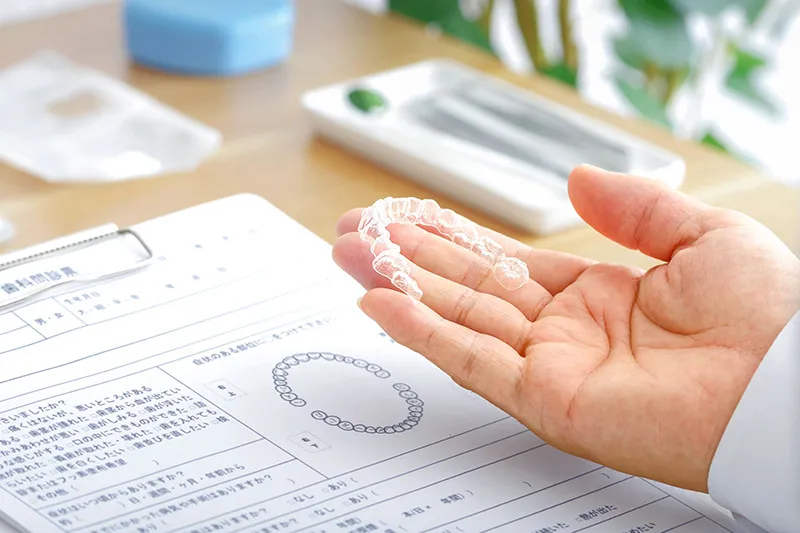 目立ちにくい透明なマウスピース矯正