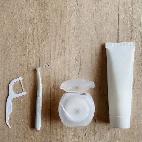 今日は大切なオーラルケアの一部である歯間ブラシとフロスの選び...